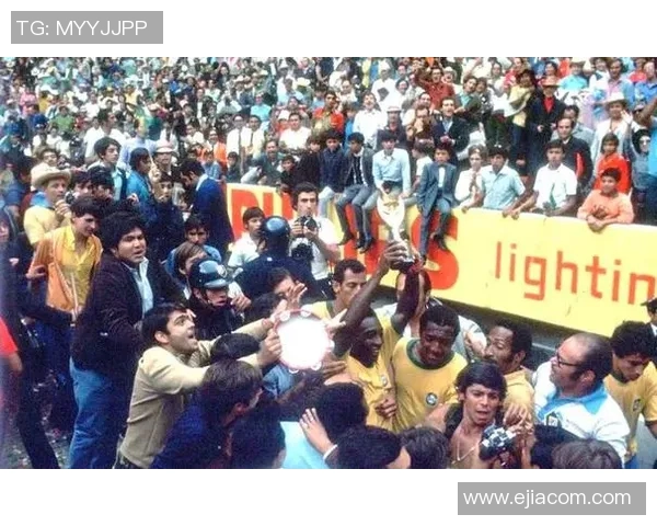 老年足球明星重聚合影展现岁月风采与传奇故事